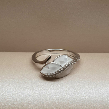 Ezüst, levél alakú  gyöngyház berakásos gyűrű cirkónia kövekkel díszítve