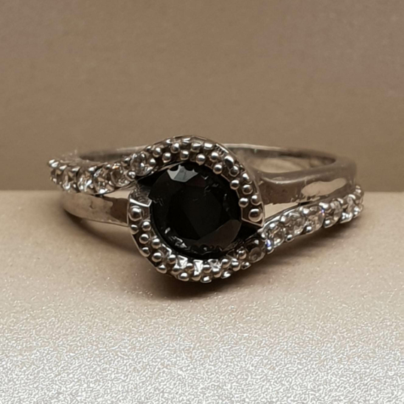 Ezüst fekete köves gyűrű cirkónia kövekkel díszítve