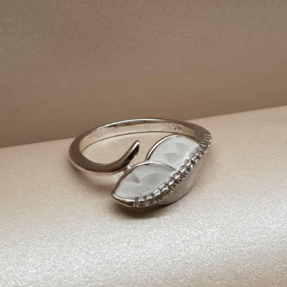 Ezüst, levél alakú  gyöngyház berakásos gyűrű cirkónia kövekkel díszítve